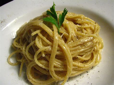  Cacio e Pepe: Indulge in the Creamy Simplicity and Spicy Kick of this Roman Classic!