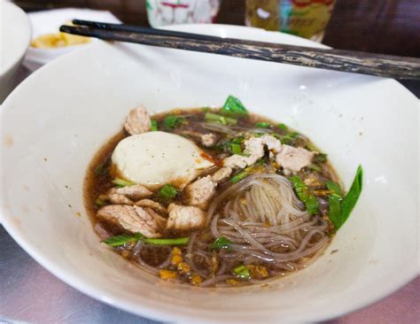  ก๋วยเตี๋ยวซัวเป่าราง: เส้นเหนียวนุ่มชวนลิ้มลอง กับน้ำซุปหอมกลมกล่อมที่อัดแน่นไปด้วยรสชาติ!